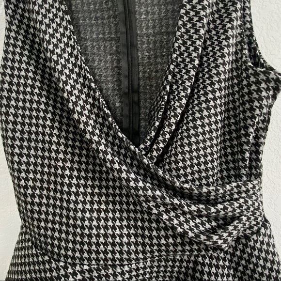 NY&CO Houndstooth Black and Grey Peplum Shell - Picture 5 of 6